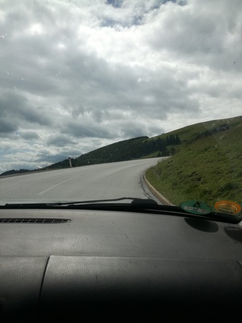 Jetzt geht´s aufi! Und zwar teils recht kurvig, steil und kilometerlang mit atemberaubendem Blick ins Tal.