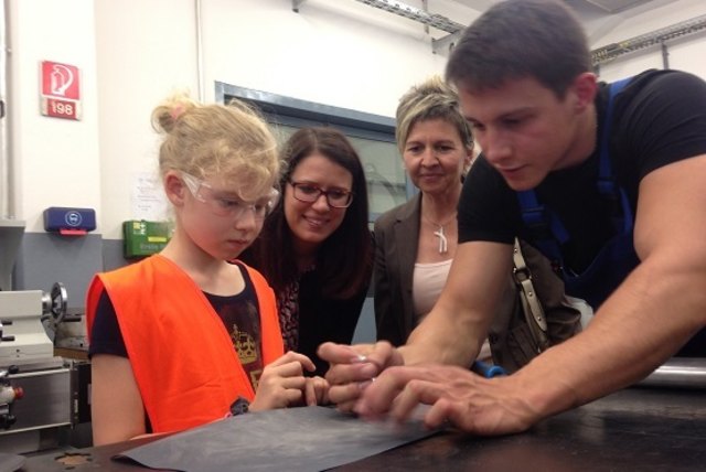 Schülerinnen können beim Girls' Day in technische, handwerkliche und naturwissenschaftliche Berufe hinein schnuppern.