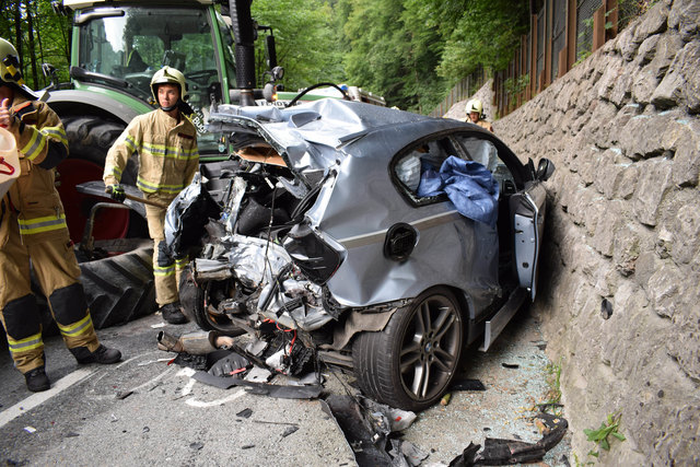 Der Pkw, in dem die beiden Jugendlichen fuhren, wurde beim Unfall komplett zerstört, die Burschen schwer verletzt. | Foto: ZOOM.Tirol