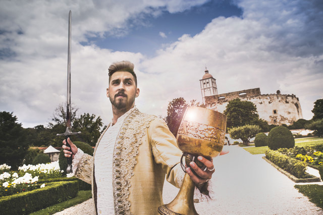 Ein Tag, zwei Turteltauben, drei Schlösser/Burgen und noch eine romantische Nacht obendrein. Triff eine Fürstin, mach bei einem mittelalterlichen Profishooting Fotos für die Ewigkeit und fühle dich wie ein VIP auf der Schallaburg. Ein "geiles Ding", das keine royalen Wünsche offen lässt ...