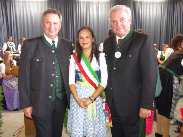 Langjährige Partnerschaft: Bgm. Gerhard Hartinger, Bgm. Ilenia Catalini und LH Hermann Schützenhöfer. | Foto: Heribert Kindermann
