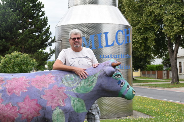 Von großer Bedeutung für Lackendorf ist die Milchwirtschaft, weshalb bunte Kühe mit Symbolcharakter das Dorf zieren.