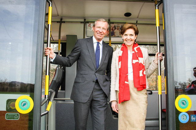 Landeshauptmann Wilfried Haslauer und Landtagspräsidentin Brigitta Pallauf im eObus nach Grödig. | Foto: Stadt Salzburg / Melanie Hutter