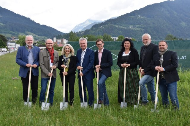Landesrat Anton Lang mit Bürgermeisterin Roswitha Glashüttner und Vertretern der Baubezirksleitung und der Baufirma bei der Baustelleneinrichtung.