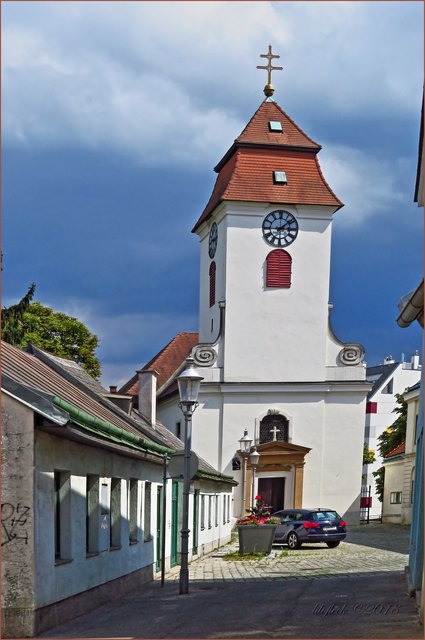 St. Laurenz, die Pfarrkirche Alt-Simmering, wurde bereits 1267 als Kirche von Symeninge erwähnt. Wiens Türkenbelagerungen überstand sie nur schwer beschädigt, im Jahre 1746 begann der Wiederaufbau der Kirche in der heutigen Form.