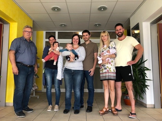 Bürgermeister Josef Kutrovatz, Stephanie Wagner mit Elena, Mag.(FH) Hack Michaela mit Lukas, Markus Riegler, Bernadett Lép mit Marlies Hannah und Adamt Tóth | Foto: Gemeinde Sigleß