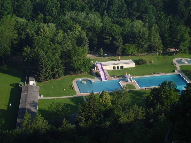 Das Parkbad Seebenstein liegt mitten in der Natur und ist für die Sonnenhungrigen dennoch bequem erreichbar. | Foto: Gemeinde Seebenstein