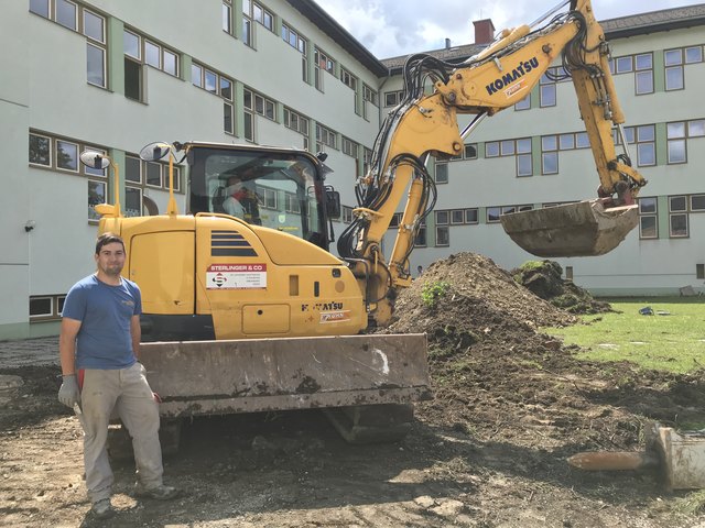 Lehrling Christian Kerschenbauer ist zur Zeit mit Arbeiten bei der Neuen Mittelschule Krieglach beschäftigt.