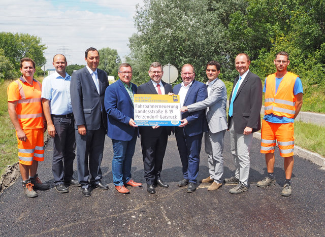 Manuel Vogl (Straßenmeisterei Sierndorf), Bernhard Mayer (Leiter-Stv. der Straßenmeisterei Sierndorf), Josef Decker (NÖ Straßenbaudirektor), Josef Anzböck (Bgm. von Hausleiten), Landesrat Ludwig Schleritzko, Harald Schinnerl (Vizebgm. von Tulln), LAbg. Christian Gepp, Wolfgang Dafert (Leiter der NÖ Straßenbauabteilung Hollabrunn), Dominik Obritzhauser (Straßenmeisterei Sierndorf). | Foto: NÖ Landesregierung