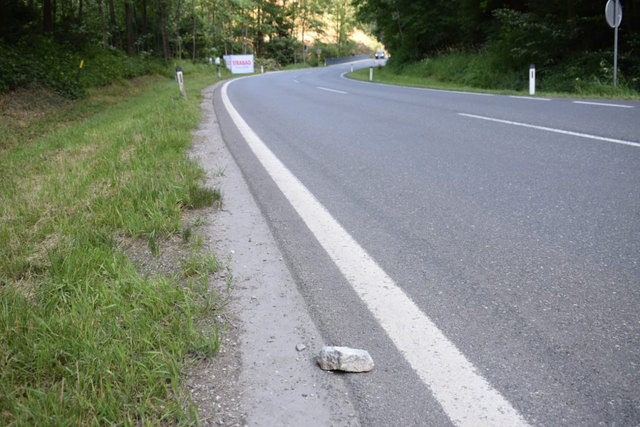 Nahe der Eibergstraße wurde im Bachbett der Weißache Sprengarbeiten durchgeführt. (Symbolfoto: Stein an Eibergstraße im Baustellenbereich)) | Foto: ZOOM.Tirol