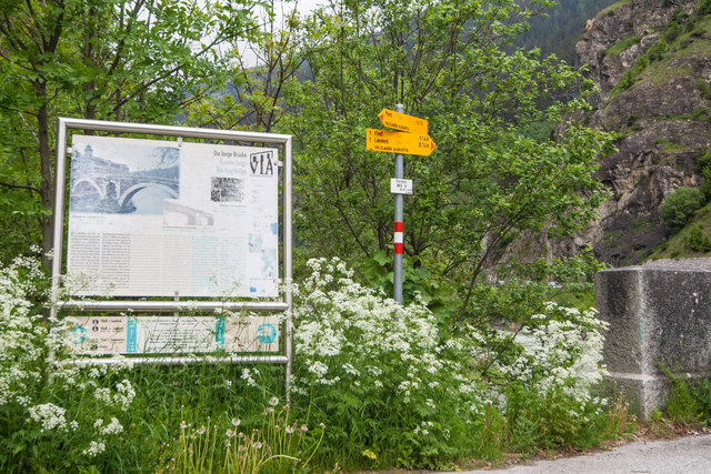 Bild 36: Eine Informationstafel bezüglich der "langen Brücke" der Via Claudia Augusta steht am westlichen Brückenkopf der Pontlatzer Brücke.
Bitte für Vollbildmodus in das Bild hinein klicken.