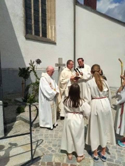 Priester Pfarrer Mag. Martin Hochedlinger bei der Segnung der Friedensrose mit dabei Pfarrer Karl MIchael Wögerer Waldhausenund Pfarrer Kasimir Neustadtl | Foto: Foto Anton Grafeneder Neustadtl