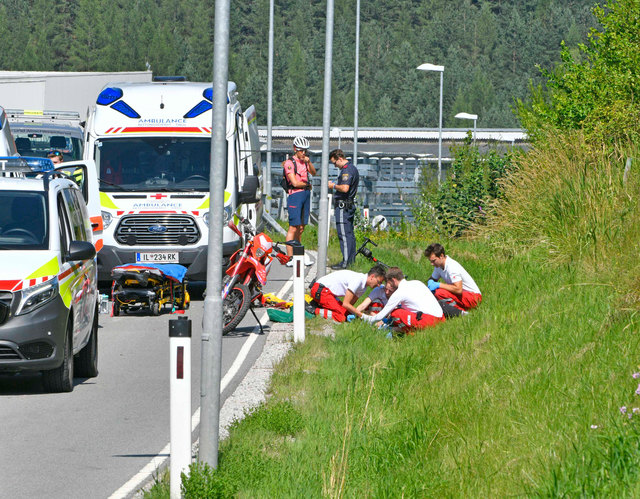 Nach einem Verkehrsunfall in Fritzens wird nach Zeugen gesucht. | Foto: ZOOM.TIROL