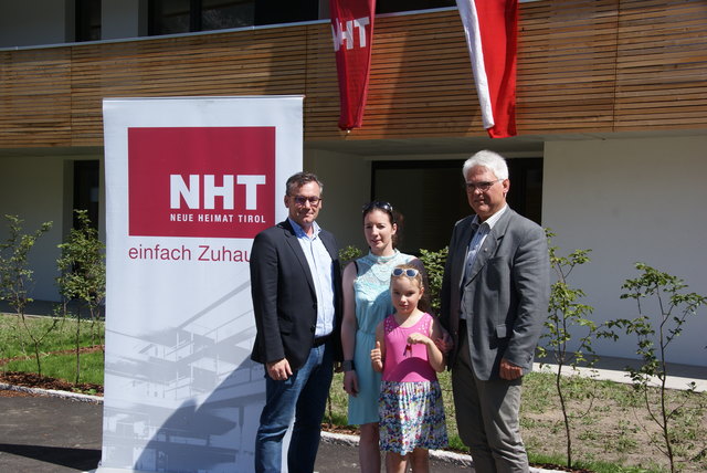 Feierliche Wohnungsübergabe in Zams: Daniela Thaler und Mia freut sich mit NHT-Geschäftsführer Markus Pollo (li.) und Bgm. Siegmund Geiger über das neue Zuhause.