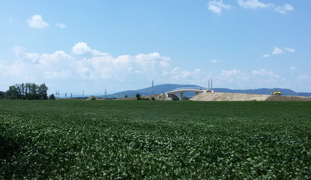 Zwischen grünen Feldern und Schottergrube die Seufzerbrücke, dahinter wie immer der Anninger!
