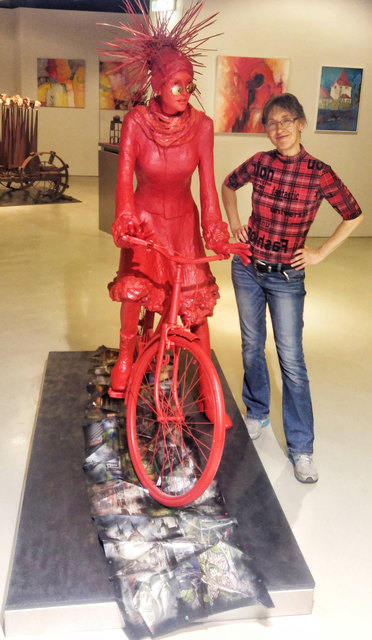 Die Niklasdorfer Künstlerin Katarina Sweda schuf die Skulptur "Radfahrerin in Rot" für die diesjährige Ausstellung "Le(o)bensbilder/Le(o)bensspuren" in der Kunsthalle Leoben.
