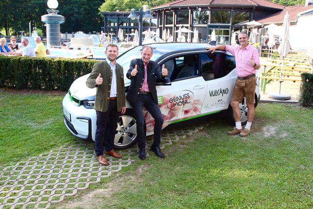 Gernot Deutsch, Franz Habel und Josef Landschützer (v.r.) präsentierten das Genussmobil der Heiltherme.