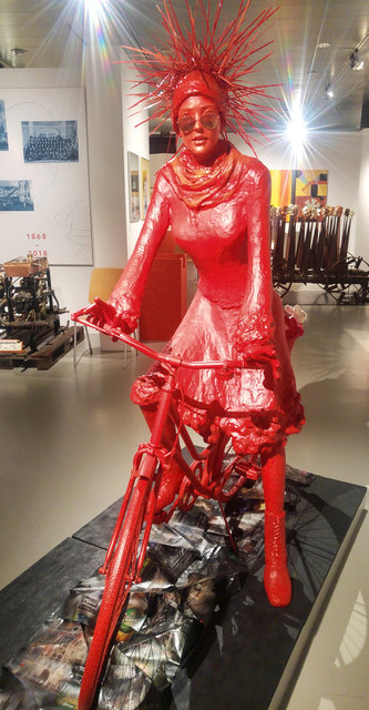 "Radfahrerin in Rot" von Katarina Sweda, zu sehen noch bis 30. September im Zuge der Ausstellung "Le(o)bensbilder/Le(o)bensspuren" in der Kunsthalle Leoben.