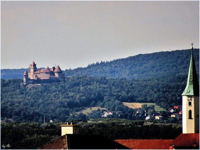 Am Abend bei lieben Freunden von deren Terrasse in Klosterneuburg aus über die Donau hinweg fotografiert! In weiter Ferne die Burg Kreuzenstein, vorne rechts der Kirchturm von St.Martin/Klosterneuburg