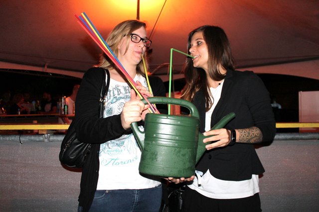 Foto: Gabriella Bösze                       Die Freundinnen Alexandra und Adriana tranken zum Ausprobieren einmal aus der großen "Giesskanne"