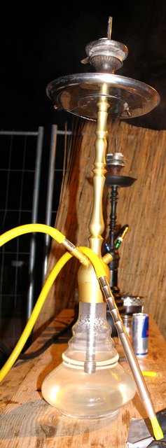 Foto: Gabriella Bösze                                                                     Die Shisha - Pfeiffen wurden mit verschieden fruchtigen  Tabakmischungen bestückt