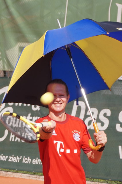 Andy Woditschka mit Handicap "Regenschirm"