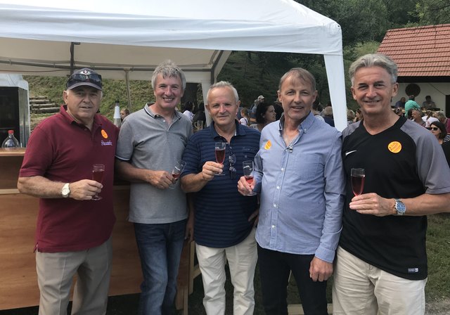 In Uhudler-Feststimmung: Ernst Geider, Erwin Dujmovits, Kellervereinsobmann Karl Böö, Bgm. Johann Trinkl und Vbgm. Alois Mondschein aus Güssing. | Foto: Weinbau- und Kellerverein