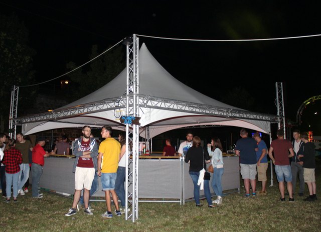 Foto: Gabriella Bösze   "Die Schirmbar" als zentraler Treffpunkt der jungen Clubbingbesucher