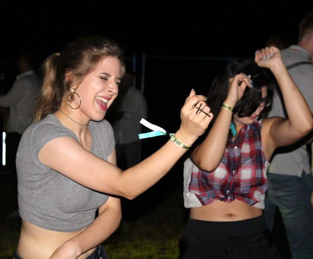 Foto: Gabriella Bösze                                                                      Die jungen Damen tanzten sichtlich mit Spass und vollem Körpereinsatz