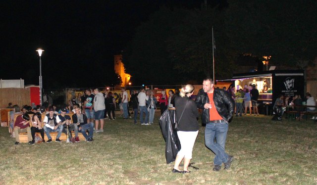 Foto: Gabriella Bösze             Erst gegen 23 Uhr strömten  immer mehr junge Leute zum Donauclubbing