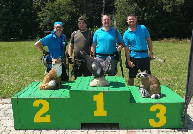 Unsere Schützen hinter dem Podest (leider ist sich diesmal kein Platz am Treppchen ausgegangen ;-) Von l.n.r.: Obmann Wolfgang Hanika, Pfilip Haiden, Thomas Elias und Michael Sonnleitner