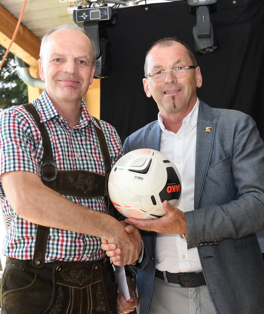 40 Jahre UFC St. Jakob im Walde: Obmann Gerhard Königshofer mit dem Vize-Präsidenten des Steirischen Fußballverbandes Franz Faist. | Foto: J. Zingl