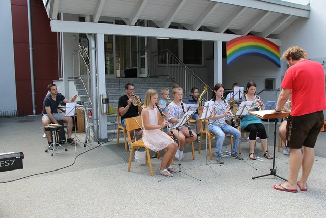 Die jungen Musikerinnen und Musiker, unter der Leitung von Kapellmeister Christopher Koller verzauberten beim "Konzert für alle" in Ottendorf. | Foto: Trachtenmusikkapelle Ottendorf