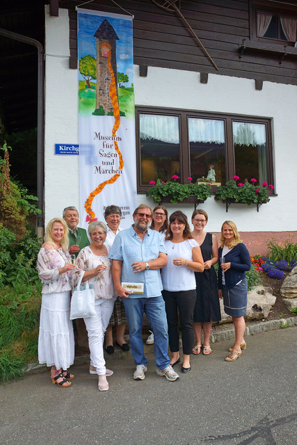 Mit der neuen Fahne: A. Nussbaumer, H. Schmidt, G. Öttl, S. u. G. Dick, K. Maahs-Franke, Vize-Bgm. B. Huber, G. Schernthaner-Heimhofer, C. Katsch. | Foto: A-Plus Werbeagentur, Andrea Nussbaumer, Bruck