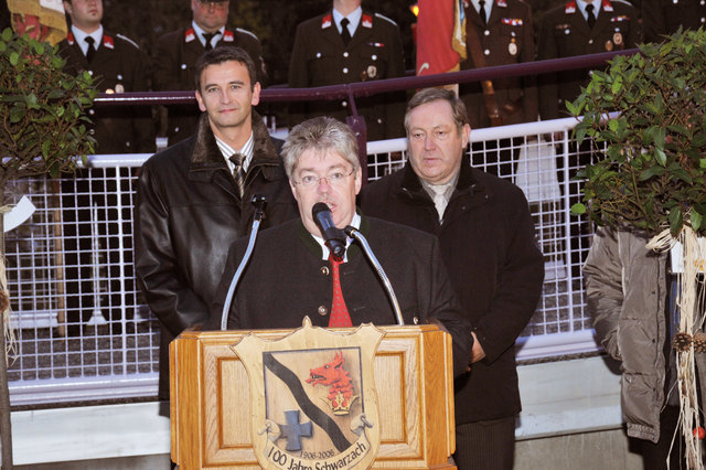 Drei Schwarzacher Bürgermeister auf einem Platz. | Foto: Gde. Schwarzach