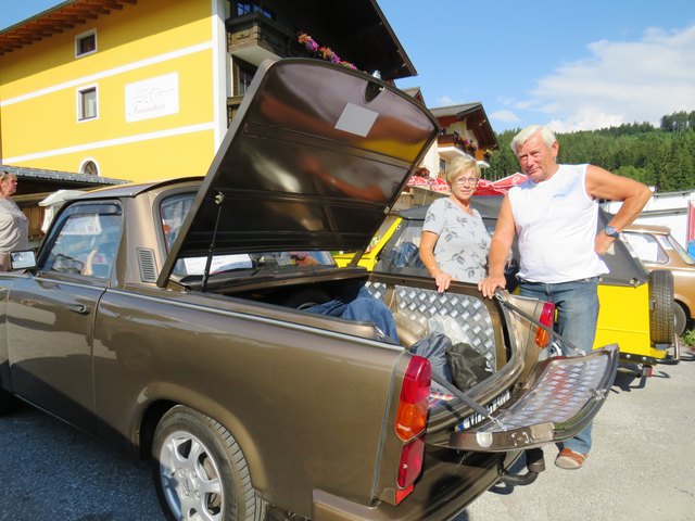 In ihrem Pick-up Trabi haben Brigitte und Jürgen alles dabei.