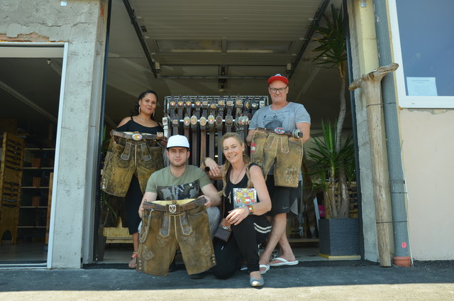 Peter und Samantha Kronig, mit ihrem Team überlegen sie sich ständig neue Designs für ihre Trachtenaccessoires
