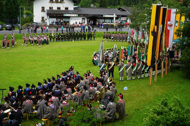Ein farbenprächtiges Bild boten die Formationen beim 58. Bataillonsschützenfest in St. Jakob.