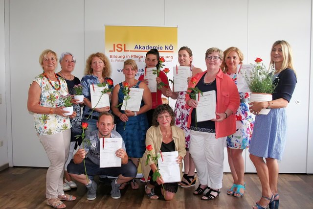 1.Reihe v.l.n.r.: Akademieleiterin Brigitta Sepia-Gürtlschmidt, MSc., Christian Funk (Tullnerbach), Daniela Piringer (Kematen/Ybbs), Manuela Schirgenhofer (Loosdorf), Marina Schildberger, MSc, 

2. Reihe v.l.n.r.: Lea Hofer-Wecer, DGKP , Petra Schindlecker (Diesendorf), Tanja Karnholz-Skokoff (Herzogenburg), Tea Gojkovic (Horn), Nicole Fritsch (Ollern), Camelia Mavrigu (Markersdorf), | Foto: ISL Akademie