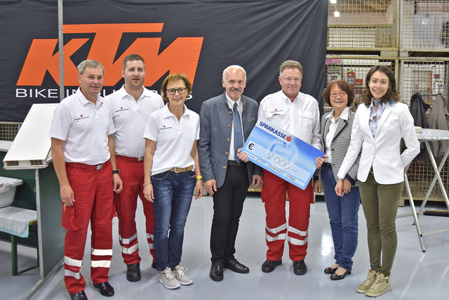 Die KTM Fahrrad GmbH und das Rote Kreuz Mattighofen. | Foto: RK/LV OÖ