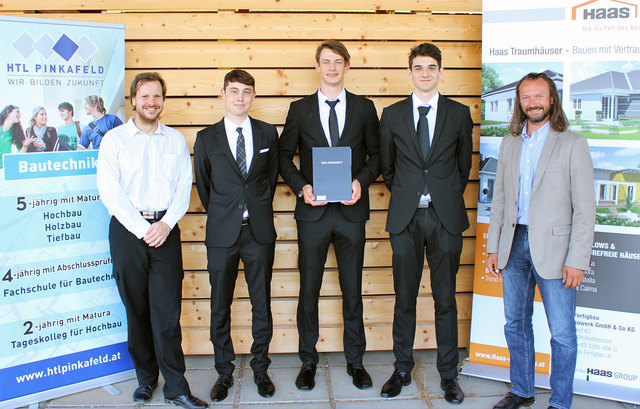 V.l.: Betreuer Prof. Wolfgang Leeb, Alois Adelmann, Ivo Grabovac, Omer Tahirovic und DI Robert Jöbstl (Fa. Haas) bei der Projektübergabe