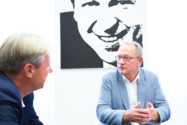 Auch der Parteichef im Hintergrund ist zufrieden: Detlev Eisel-Eiselsberg im WOCHE-Interview über das Diskussionsformat "Dienstalk".
