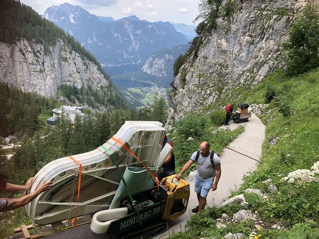 Eine Spezialfirma übernahm den Transport des Glasflügels.