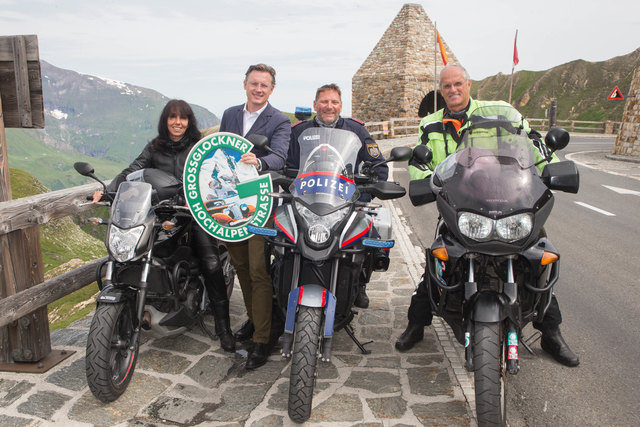 Motorrad Fahrlehrtag mit der Polizei auf der Grossglocknerhochalpenstrasse:  Teilnehmerin Sabine Wollanek, Johannes Hörl (GROHAG), Fahrtrainer Christian Sommerlat und Teilnehmer Manfred Laux | Foto: Mike Vogl