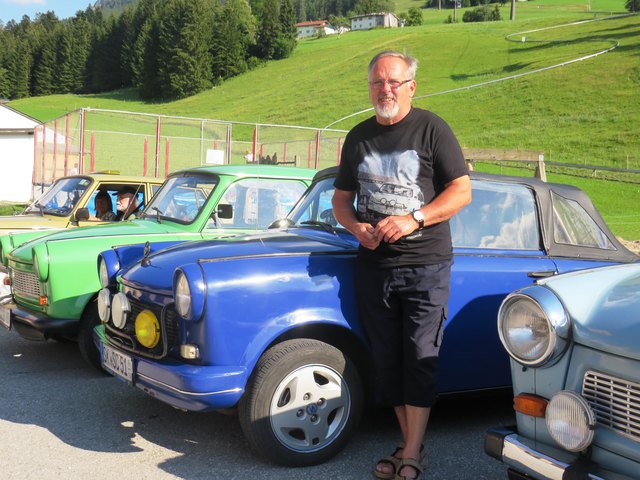 Rennfahrer Peter mit seinem schnellen Trabi.