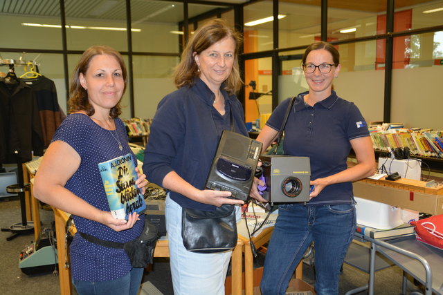 Flohmarkt: Verena Ramsauer, HAK-Direktorin Brigitte Bartmann und Carina Taschl verkaufen altes Schulinventar der HAK Amstetten.