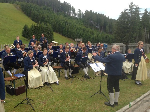 Die Musikkapelle Tulfes feierte den Abschied vom alten Sessellift gemeinsam mit zahlreichen Gästen. | Foto: TVB Hall-Wattens