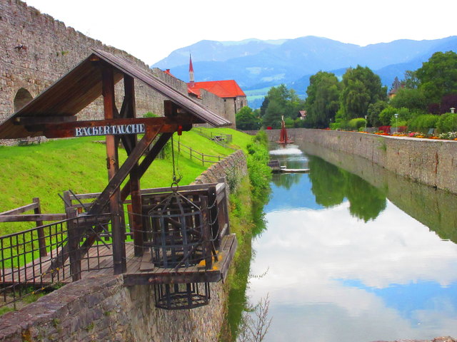 Bäckertauche, eine Bestrafung im Mittelalter für Bäcker, die Brot mit zu geringem Gewicht oder minderwertiger Qualität herstellten. Friesach, Stadtmauer