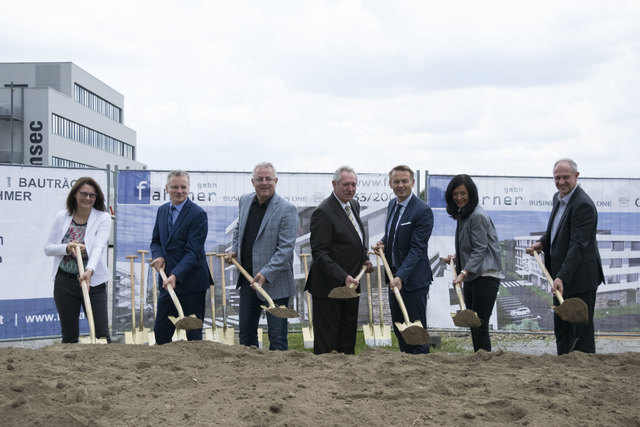 Bildtext, v.l.:  Sonja Mündl (Softwarepark Hagenberg), Günther Ott (Oberbank), Markus Fahrner (Fahrner GmbH), Landtagspräsident Viktor Sigl,Werner Pamminger (Business Upper Austria – OÖ Wirtschaftsagentur GmbH), Kathrin Kühtreiber-Leitner,  (Bürgermeisterin Hagenberg), Univ.-Prof.  Andreas Janko (Johannes Kepler Universität Linz) | Foto: Softwarepark Hagenberg