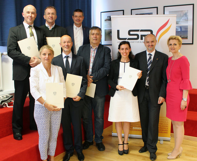 Hinten v.l.: Christian Csitkovics, Christian Mauerhofer, Dir. Wilfried Lercher Vorne v.l.: Claudia Reithmeier, Ferdinand Wutzlhofer, Herbert Jusits, Irene Berto, Bildungsdirektor Heinz Josef Zitz und LSR-Leiterin Präsidiale Sandra Steiner